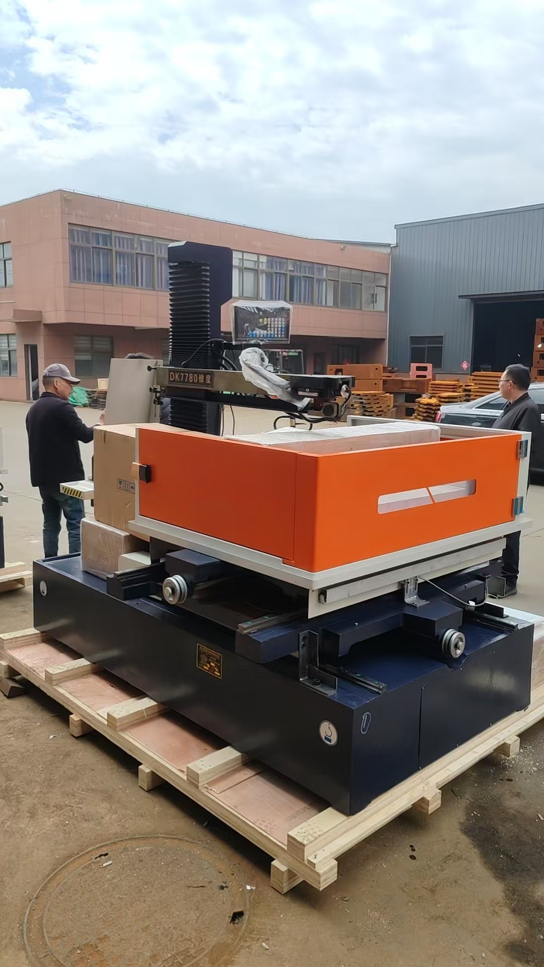 Metal CNC DK7745 DK7780 wire cut EDM machine shipped to India Metal CNC DK7745 DK7780 wire cut EDM machine shipped to India