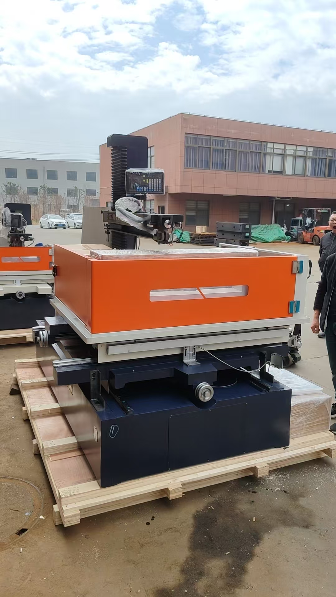 Metal CNC DK7745 DK7780 wire cut EDM machine shipped to India Metal CNC DK7745 DK7780 wire cut EDM machine shipped to India