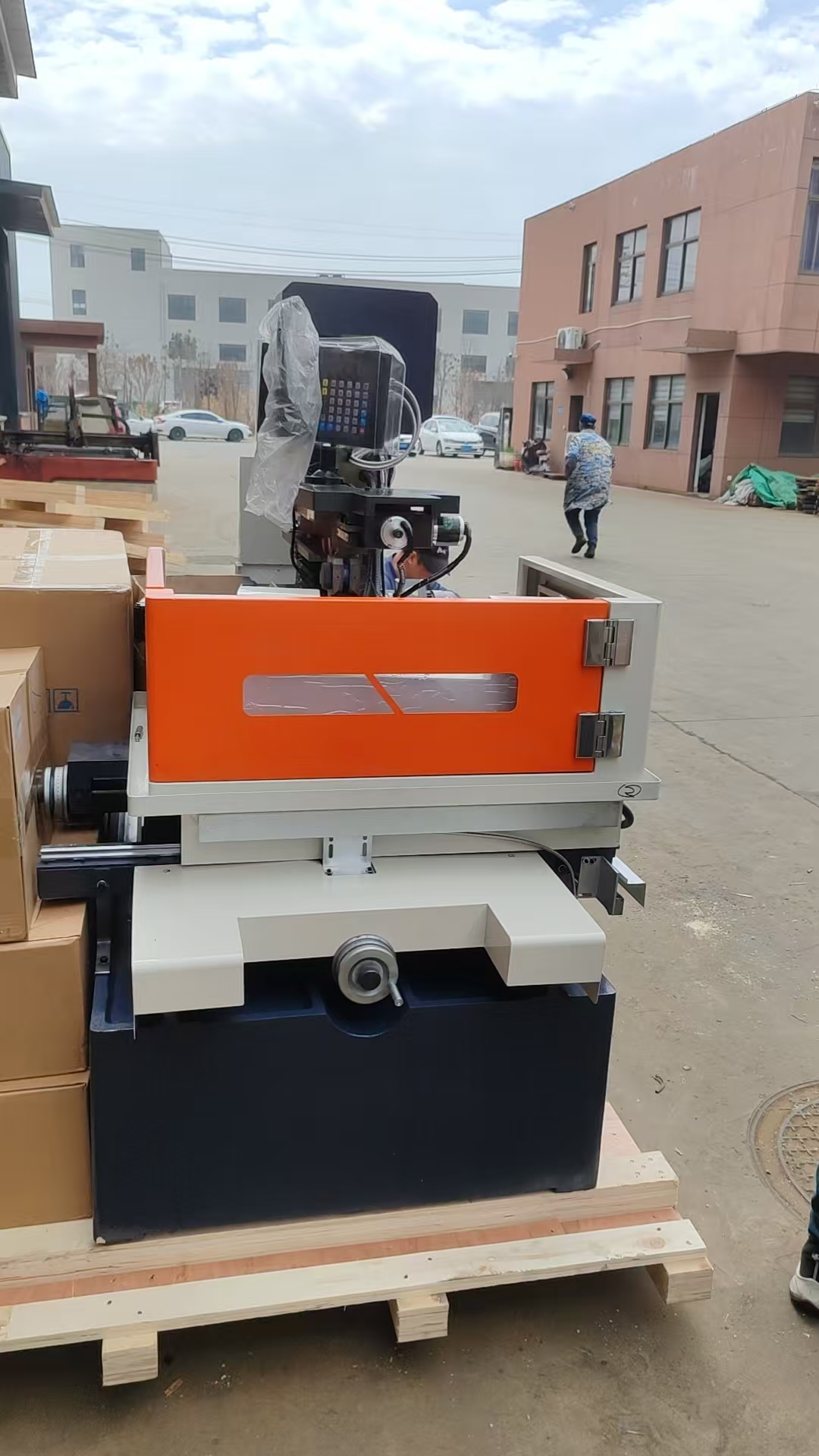 Metal CNC DK7745 DK7780 wire cut EDM machine shipped to India Metal CNC DK7745 DK7780 wire cut EDM machine shipped to India